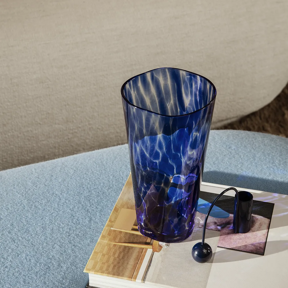 Alternativ bild 1 för Ferm Living - Balance Candle Holder - Ljusstake - Black Brass - B12,5 D4,2 H9 cm