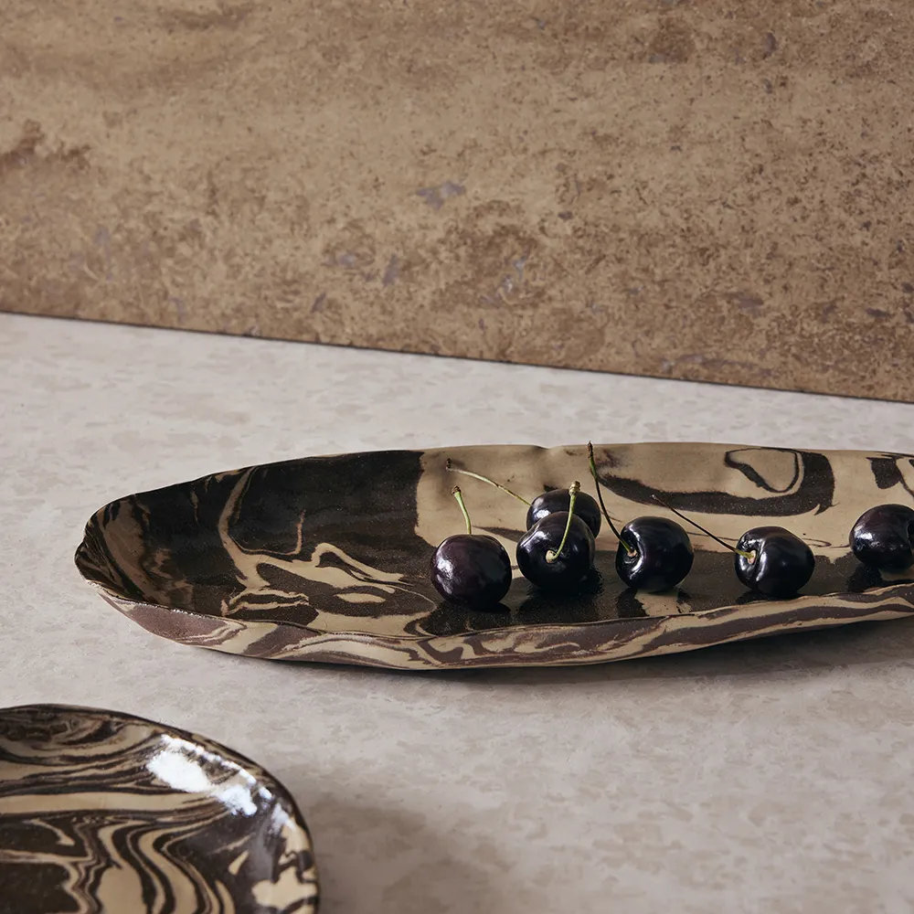 Alternativ bild 1 för Ferm Living - Ryu Platter - Tallrikar - Ryu Platter - 37 - Sand/Brown - W37 x D16.5 x H3 cm