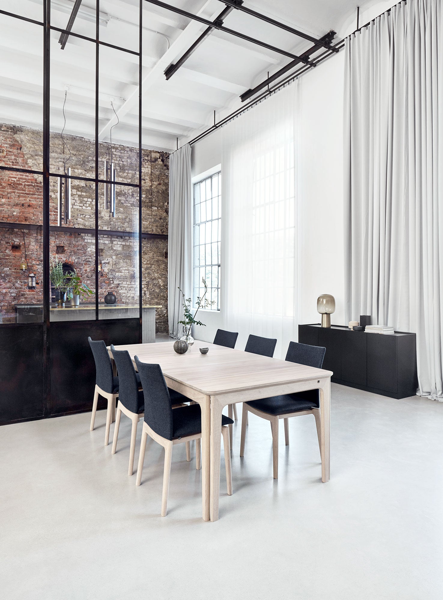 Sm27 Bord Ek Vitolja/Svart Nanolaminat