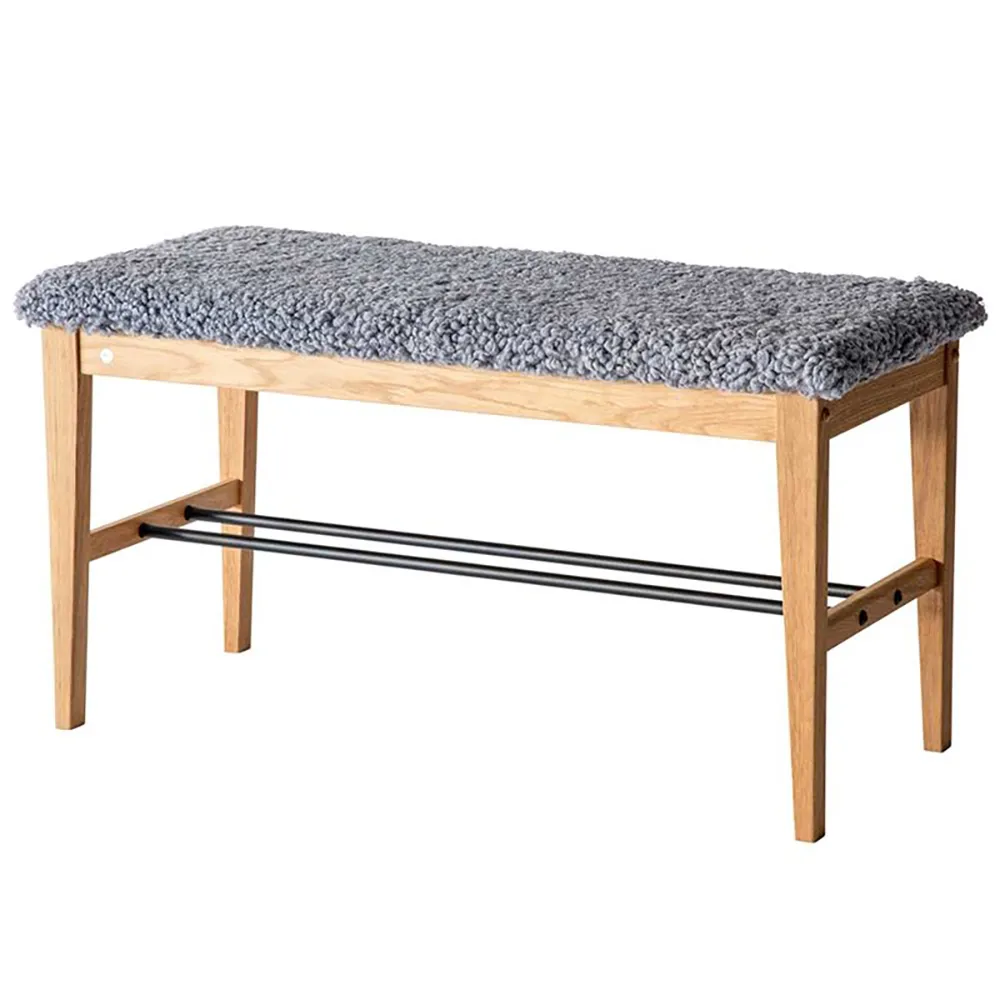 Oscarssons Möbel, Cora Bänk Lackad Ek/Fårskinn Ljusgrå