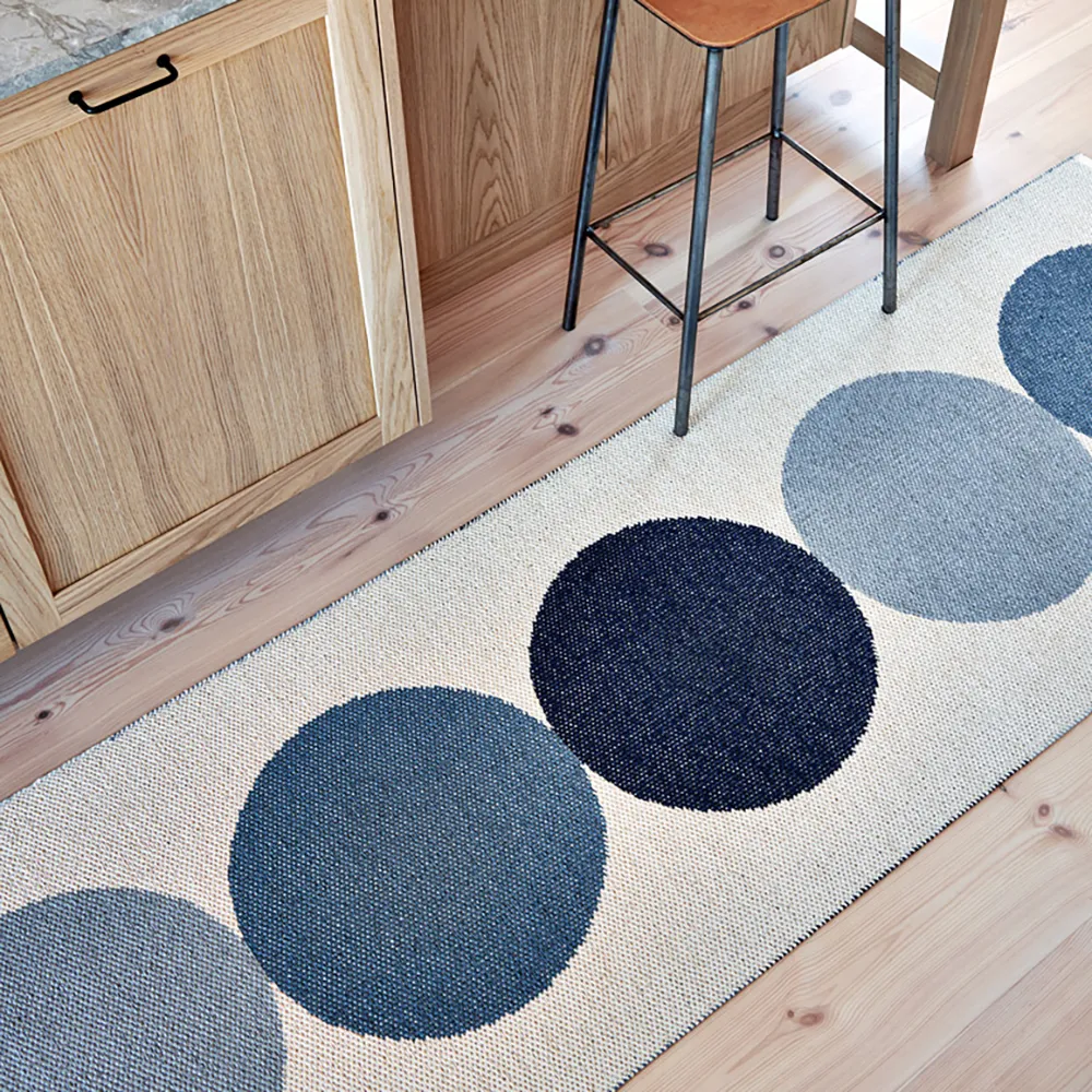 Alternativ bild 1 för Pappelina Otto plastmatta 70 x 280 cm, sky