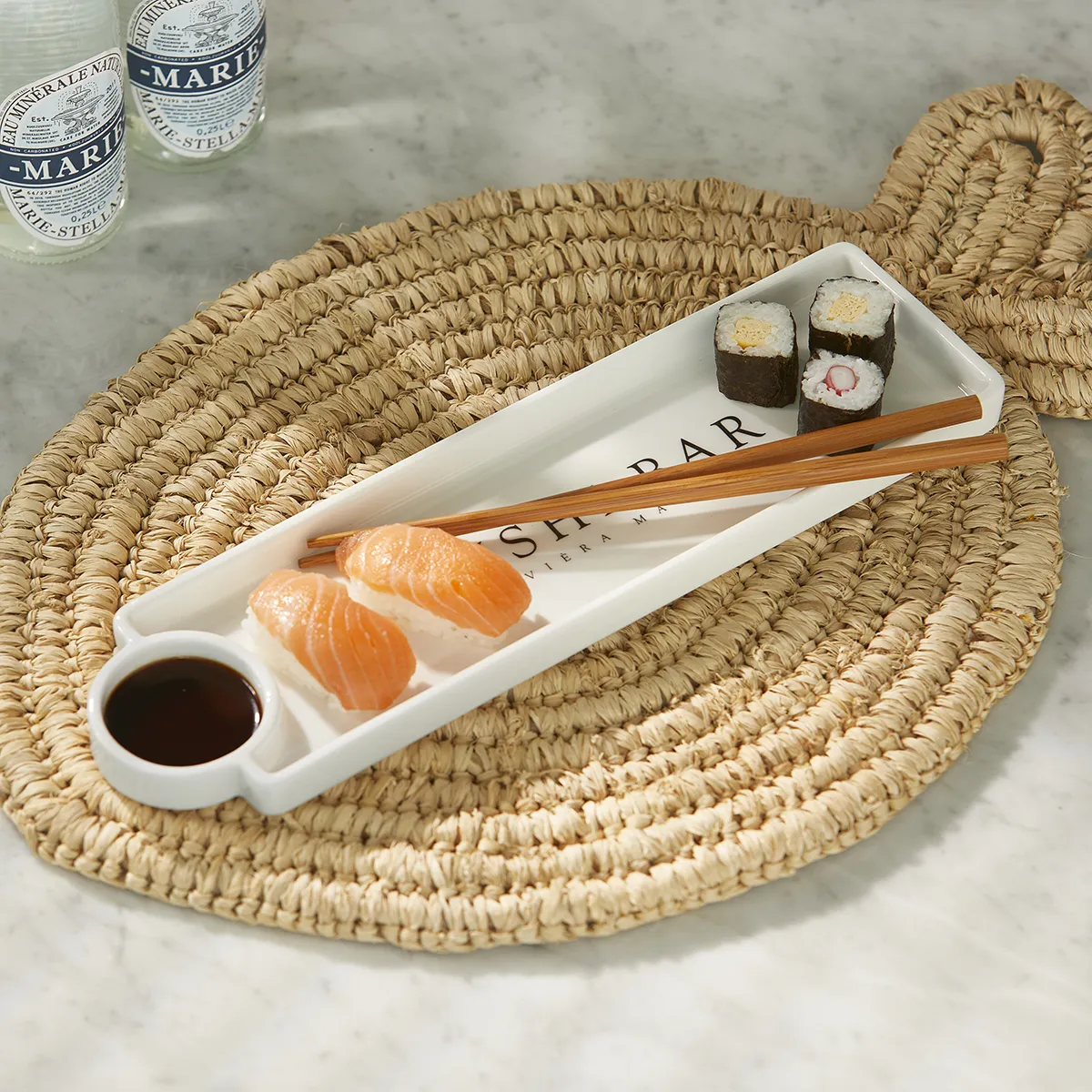 Tallrik Sushi Bar med ätpinnar