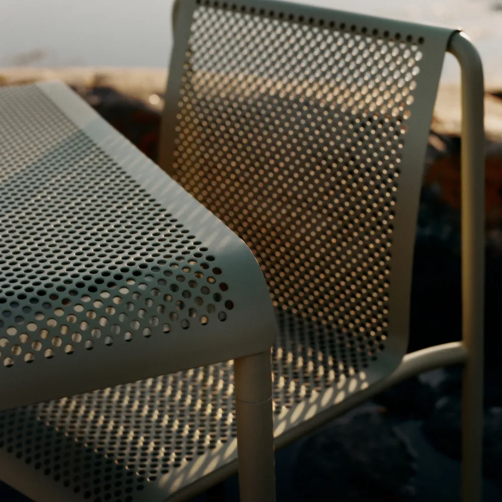 Alternativ bild 1 för Ferm Living - Dapple Dining Table - Trädgårdsbord - 80 x 80 - Cashmere - W80 x D80 x H74 CM