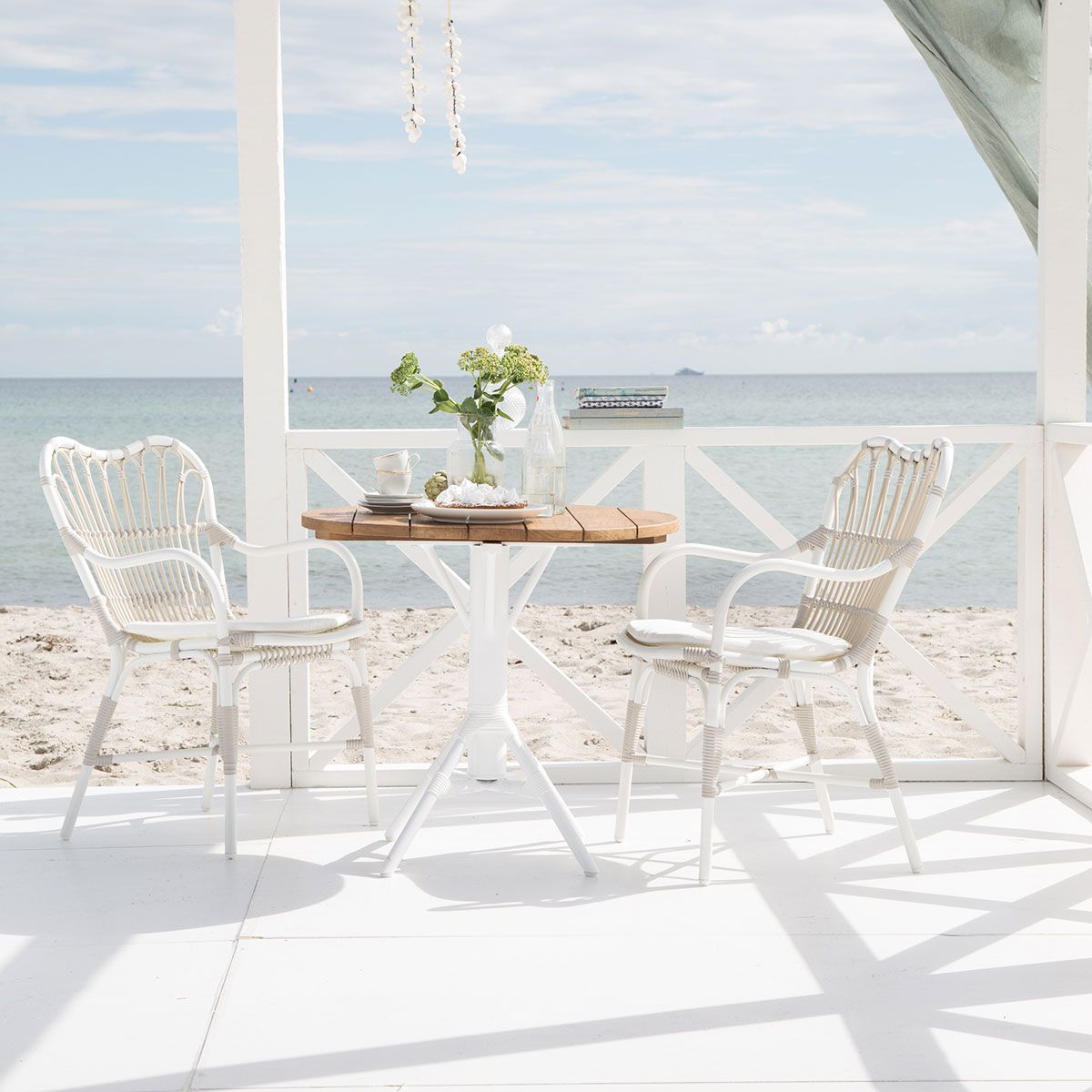 Margret karmstol konstrotting vit / beige