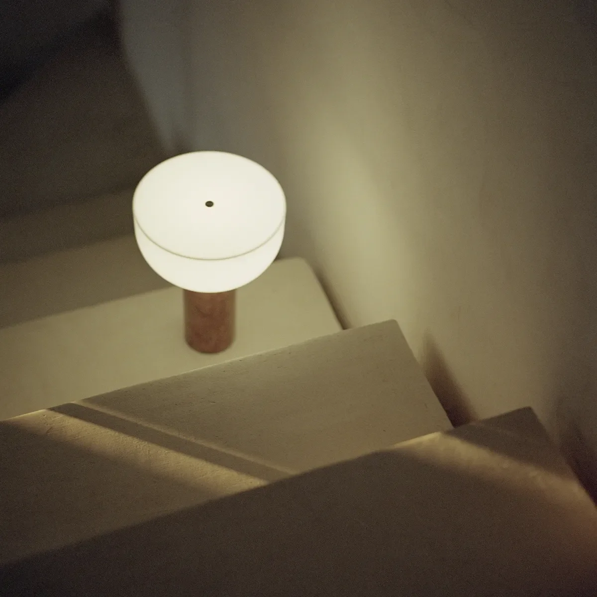 Kizu Bärbar bordslampa Breccia Pernice