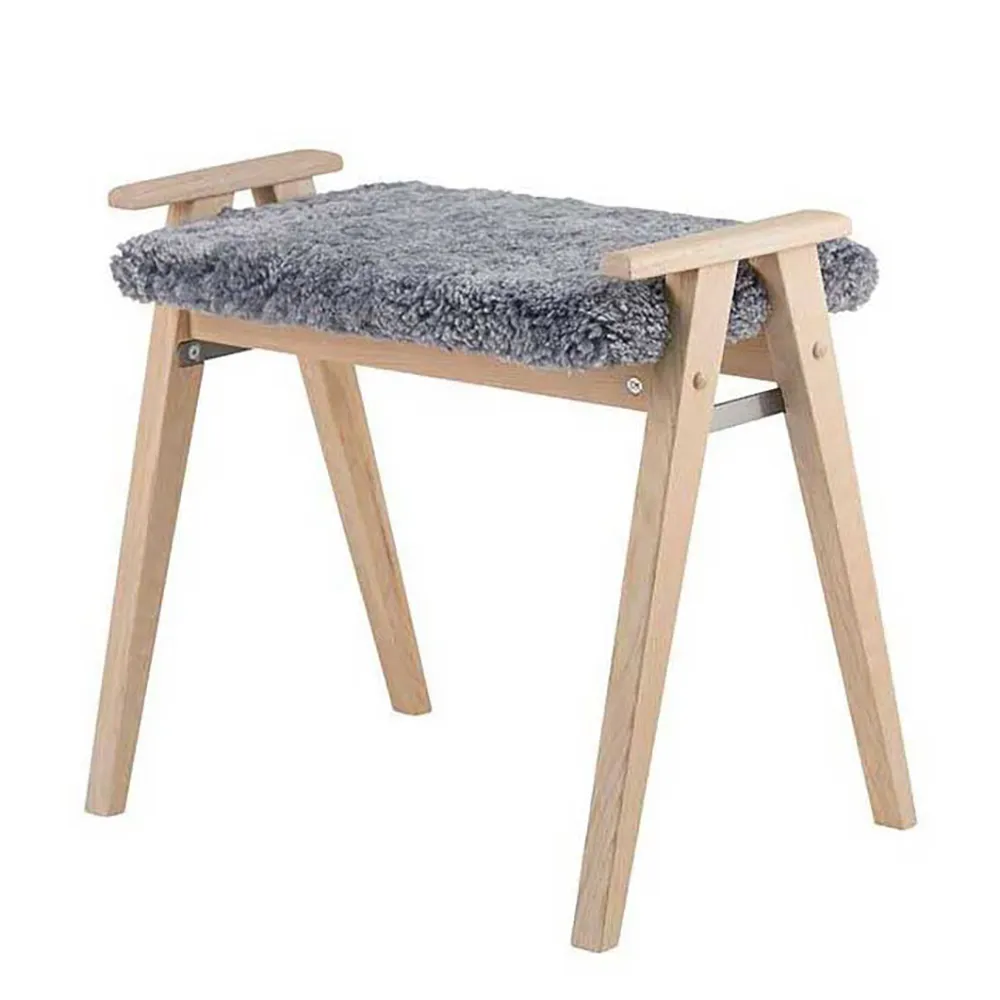 Oscarssons Möbel, Alme Pall Vitoljad Ek/Fårskinn ljusgrå