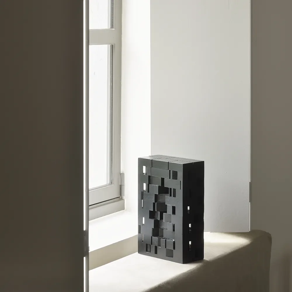 Urban house  skulptur svartlackad mahogny