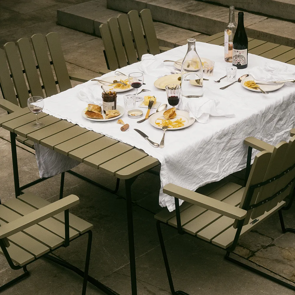 Bord B31 170 Grönlackad ek / Svart ram