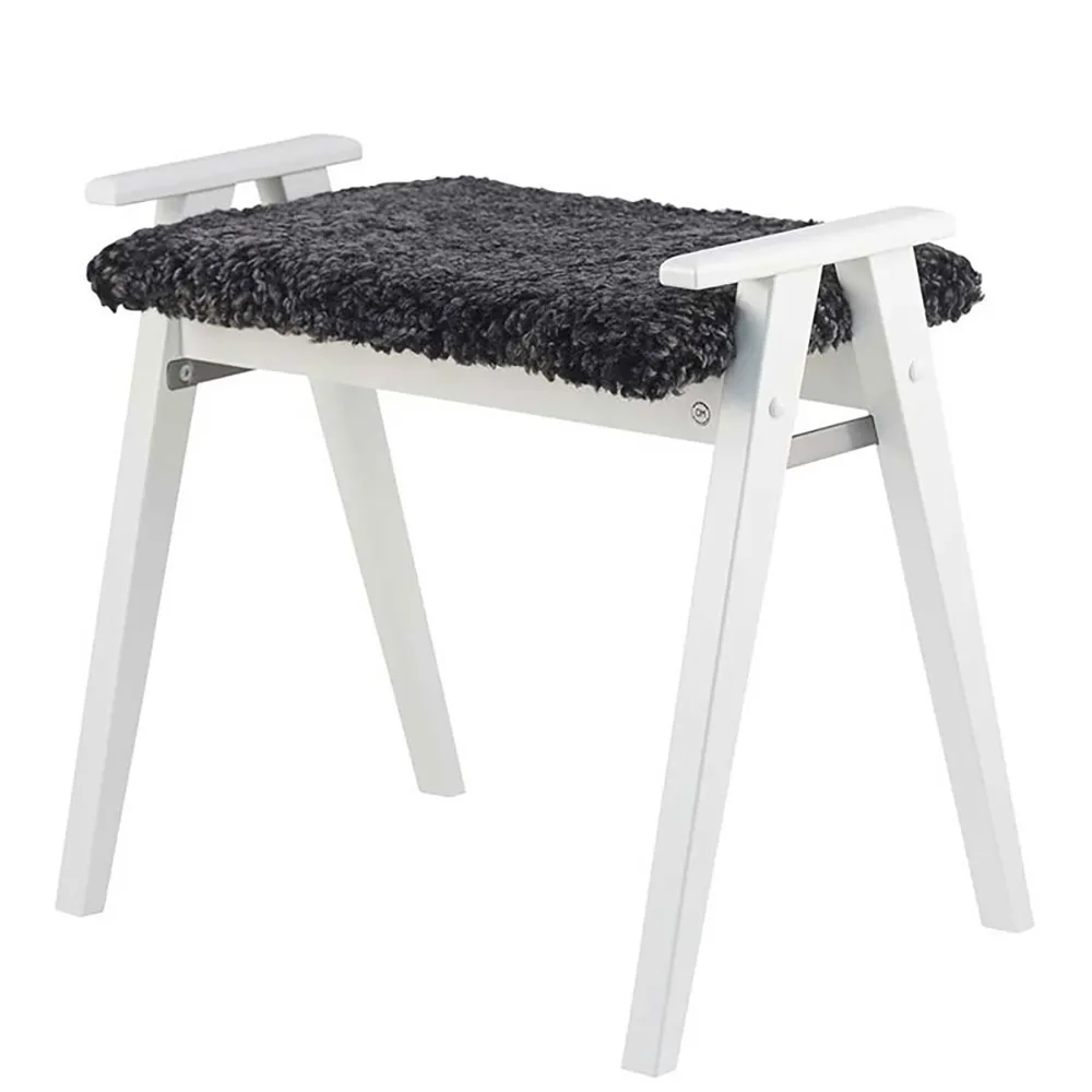 Oscarssons Möbel, Alme Pall Vitlackad Björk/Fårskinn mörkgrå