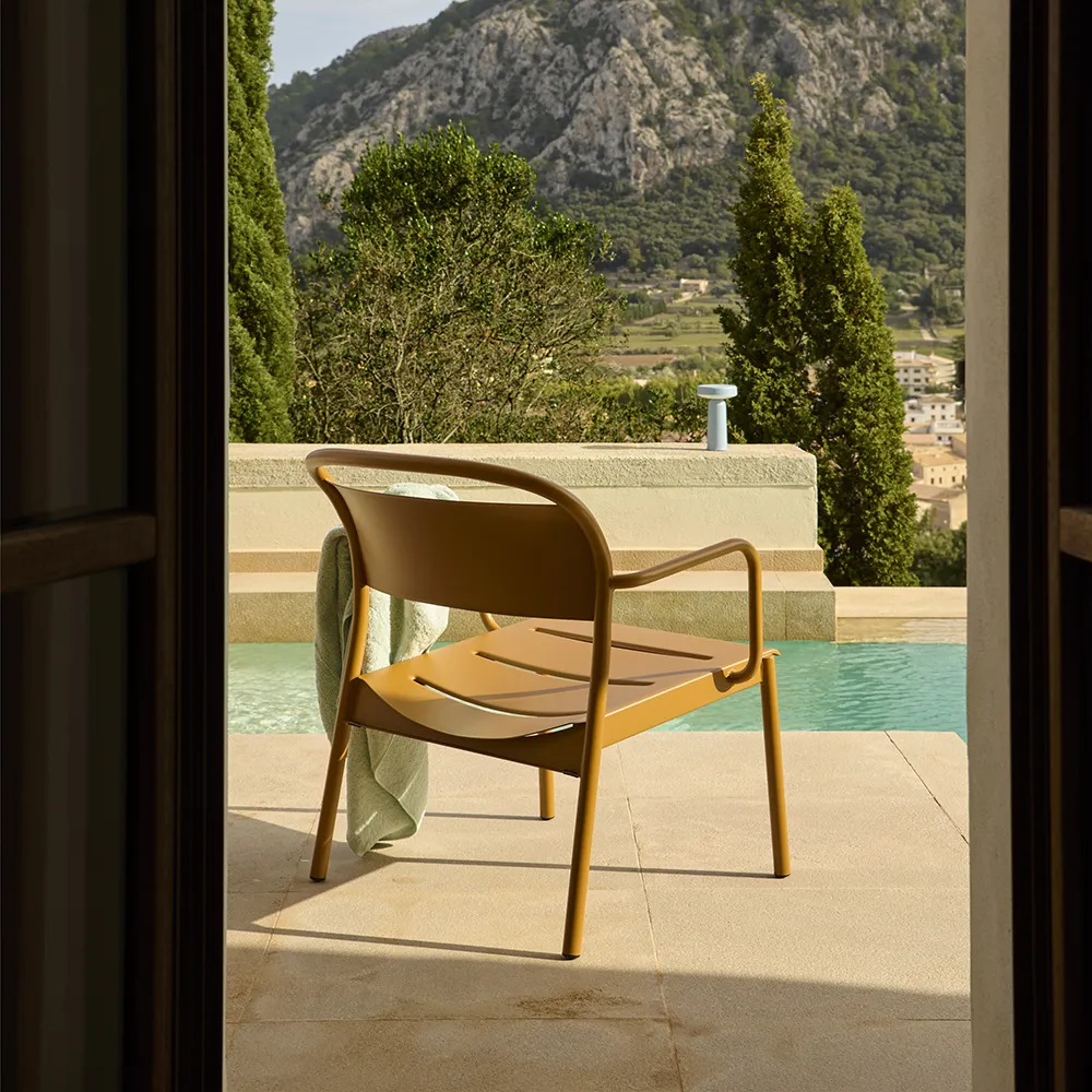 Alternativ bild 1 för Muuto - Linear Steel Lounge Armchair - Trädgårdsstol - Burnt Orange - H75,4 x D68,4 cm