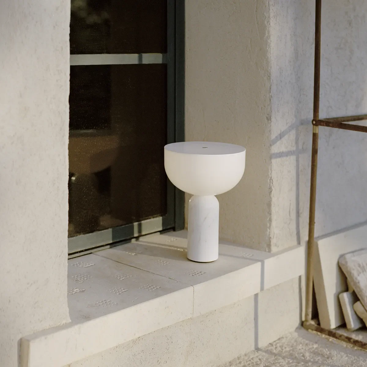 Kizu Bärbar bordslampa Vit Marble