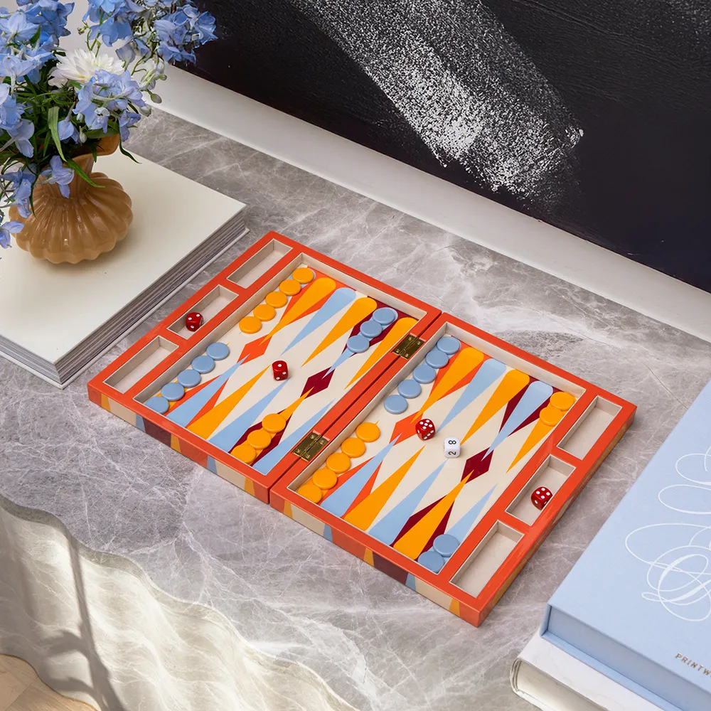 Lackat backgammonspel, Rött