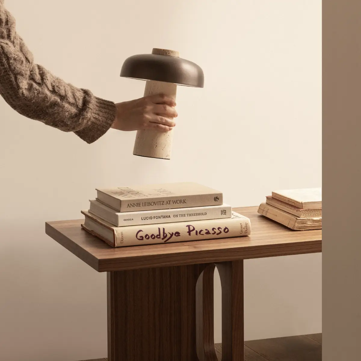 Reverse Portabel bordslampa Travertine, Sand/Alu Bronzed