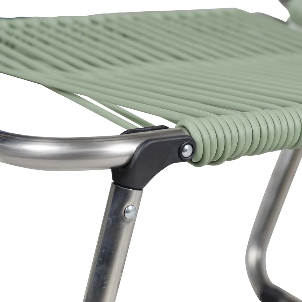 Spaghetti solstol sage green aluminium 