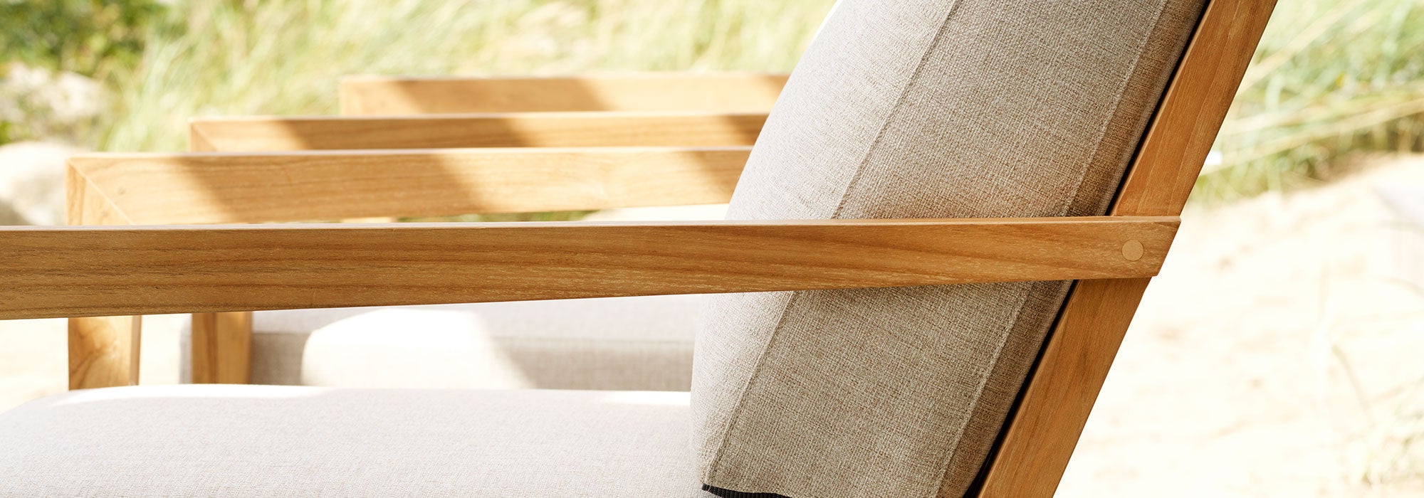 Populär fåtölj natur/svart teak 