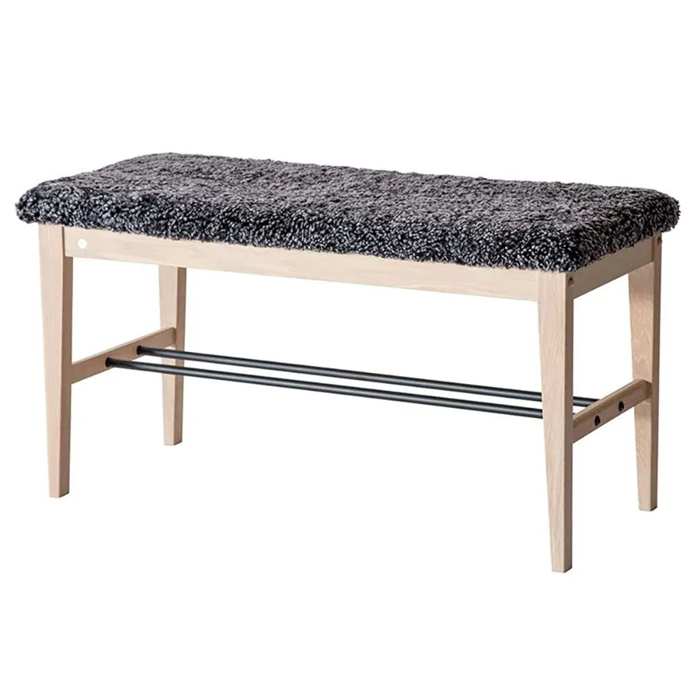 Oscarssons Möbel, Cora Bänk Vitoljad Ek/Fårskinn Mörkgrå