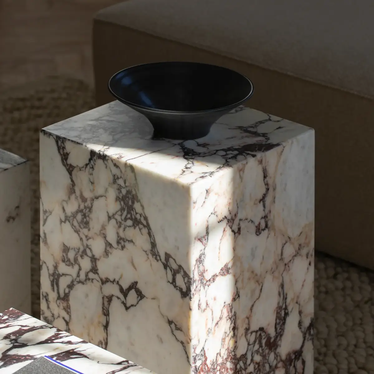 Plinth Sidobord Marmor högt Calacatta Viola