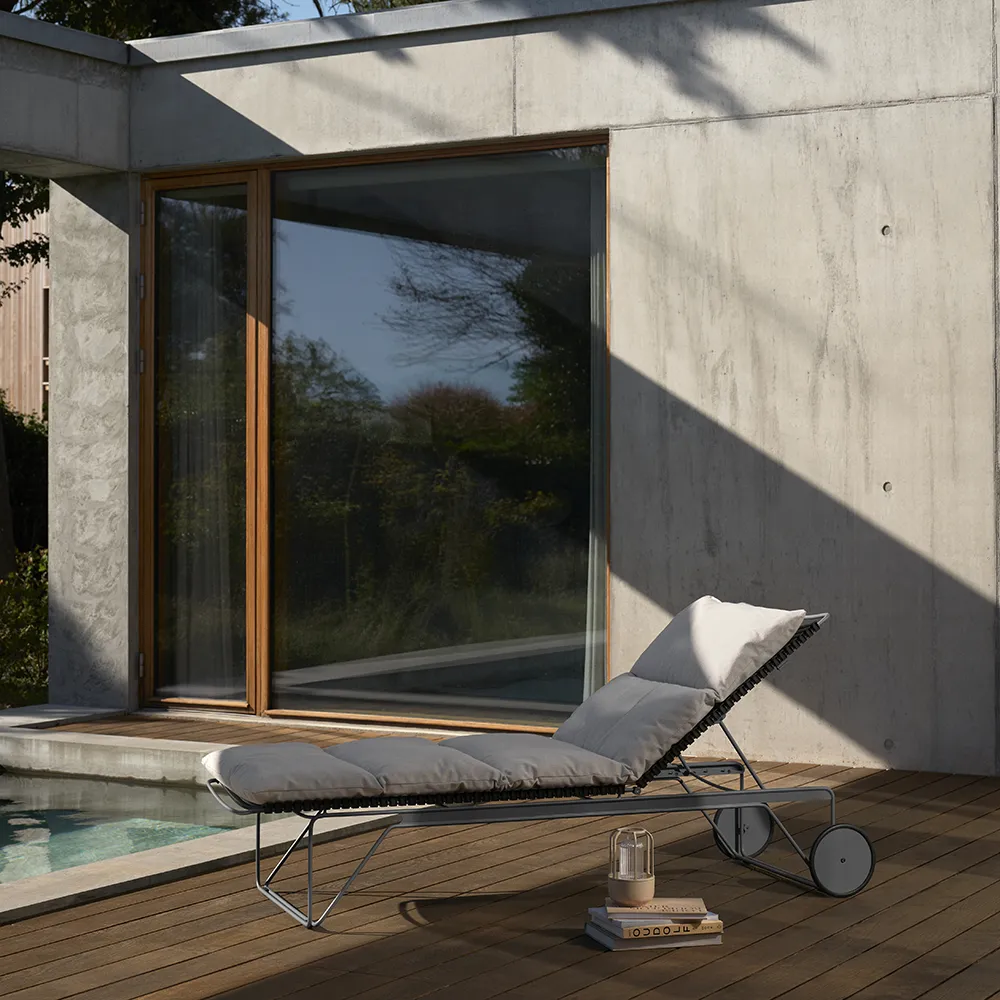 Click Adjustable chaise longue Pigeon blue. Frame: Grey