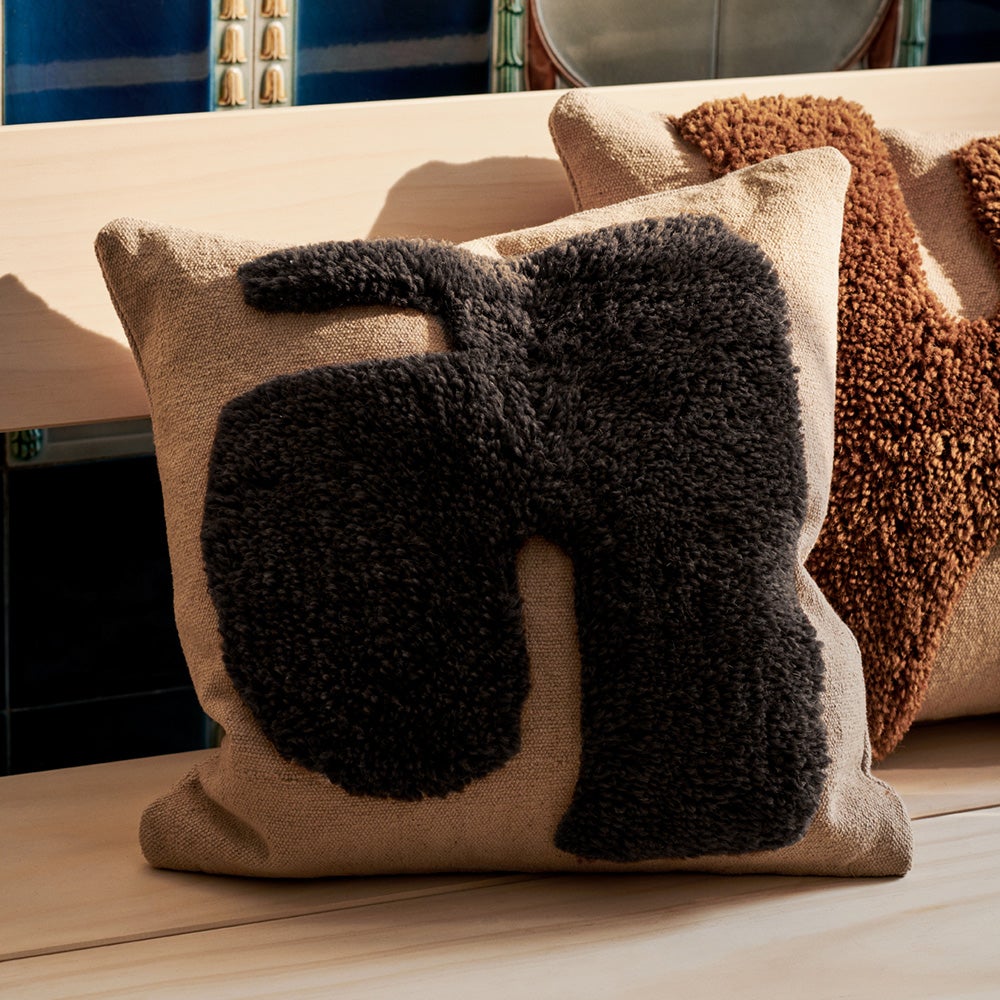 Alternativ bild 1 för ferm LIVING Lay kudde 50x50 cm Sand / Dark Brown