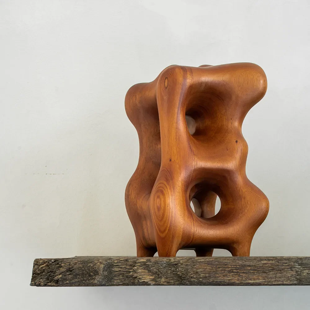 Organic skulptur lackad mahogny