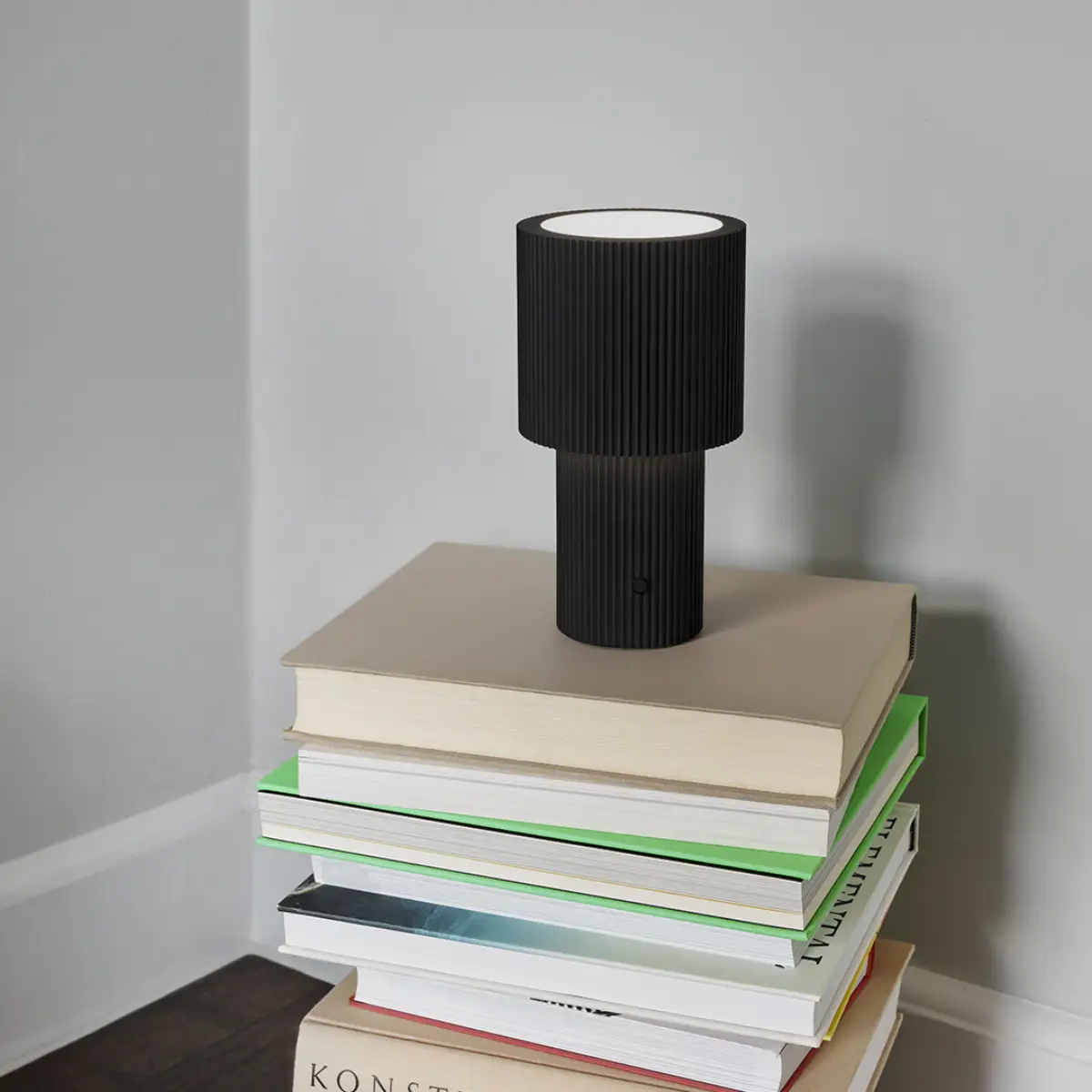 Bordslampa Iluma portabel Ø12,2xH22,1 cm Metall Jet black