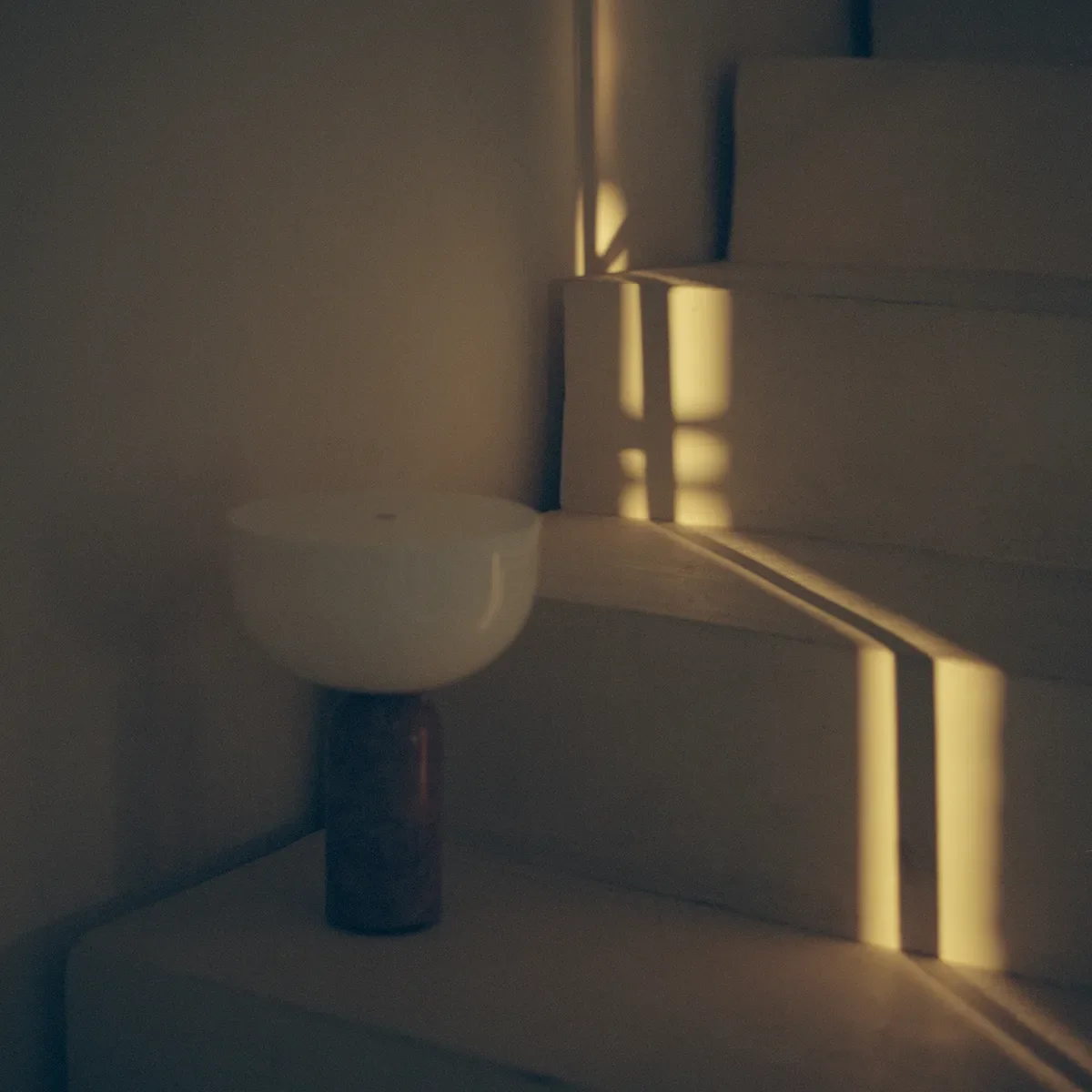 Kizu Bärbar bordslampa Breccia Pernice