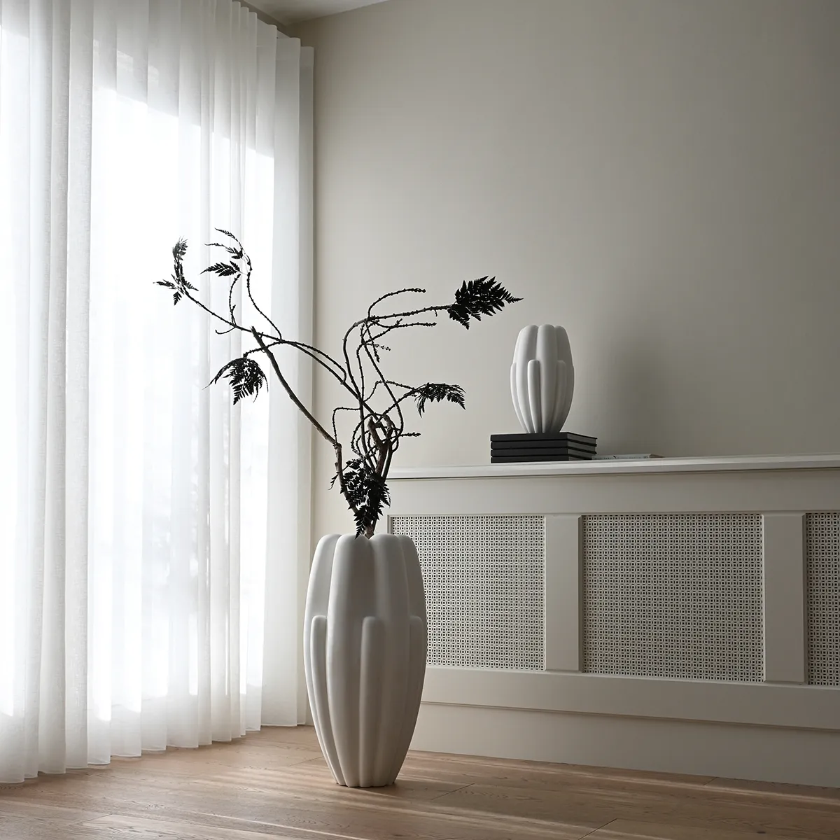 Handgjord vas Bloom Slim Big Bone White H68 cm