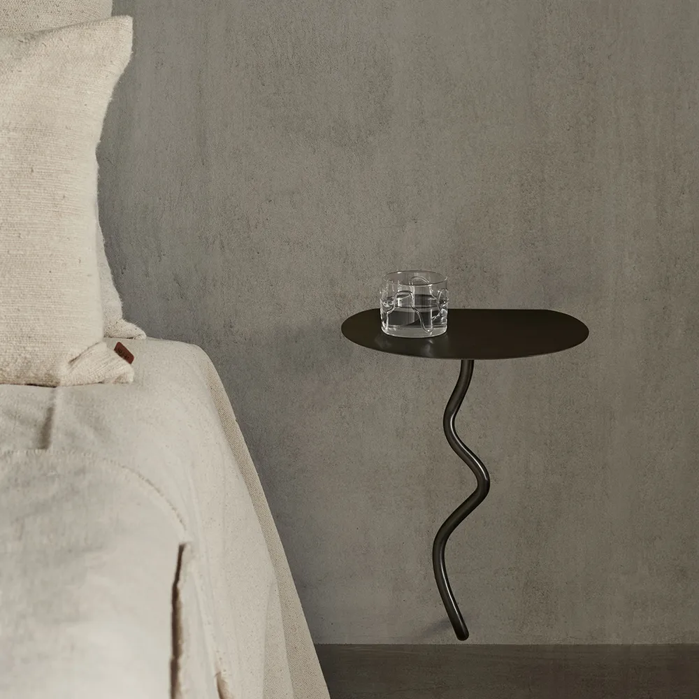 Alternativ bild 1 för Ferm Living - Curvature Wall Table - Sidobord - Black Brass - W30 x D25,1 x H43,5 cm
