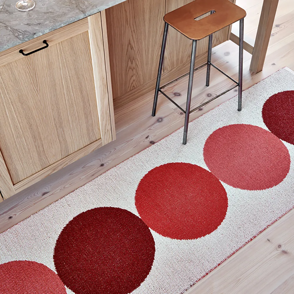 Alternativ bild 1 för Pappelina Otto plastmatta 70 x 280 cm, berry