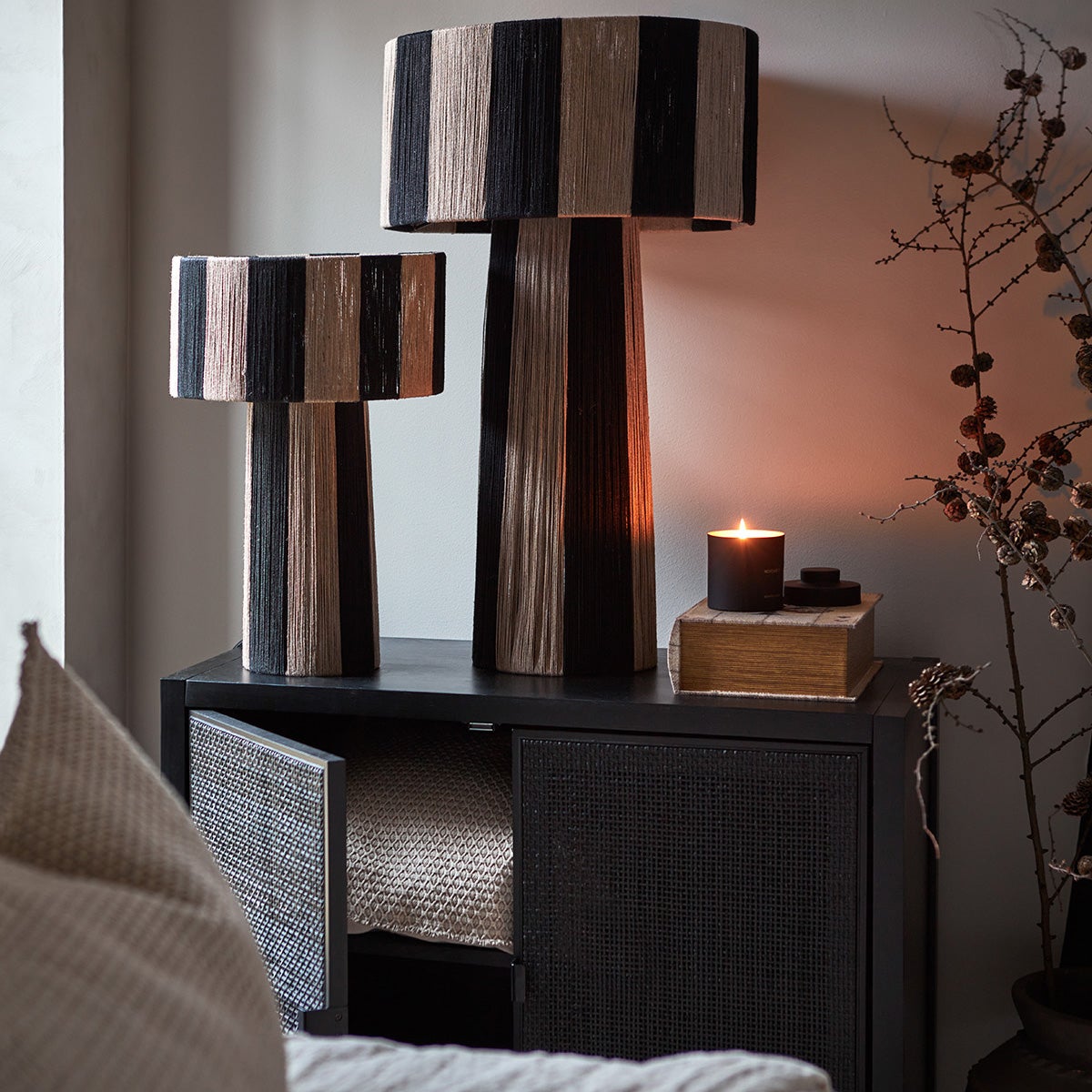 JULLAN bordslampa svart/natur 72 cm