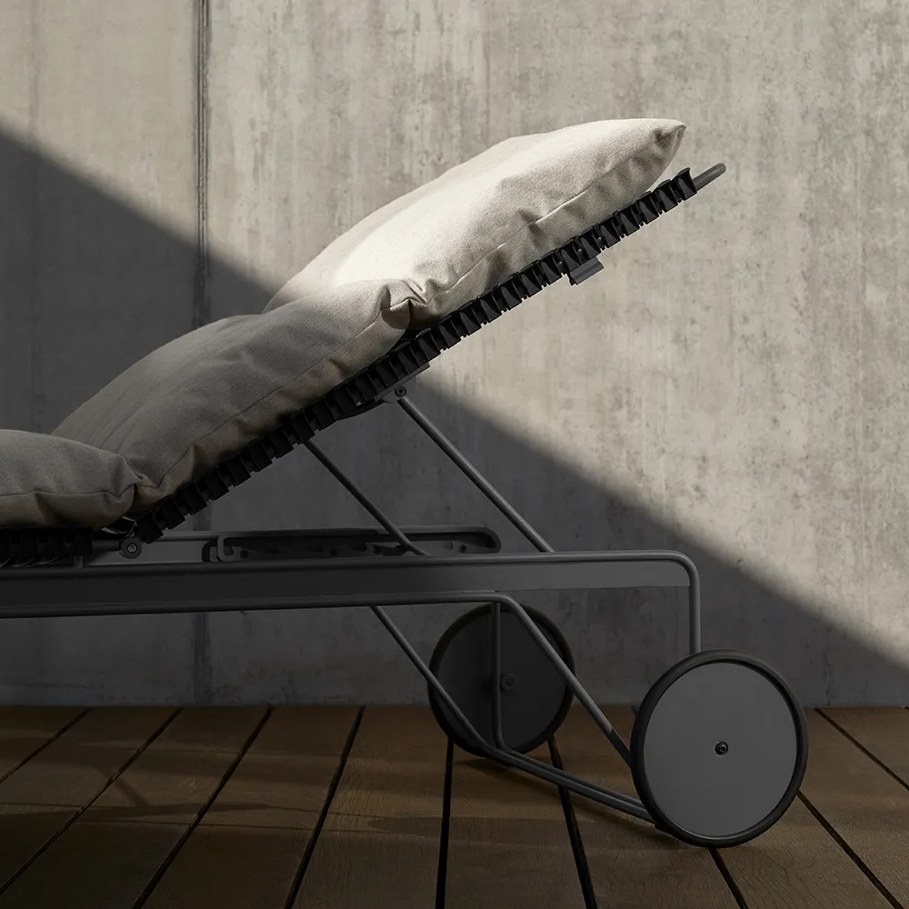 Click Adjustable chaise longue Pigeon blue. Frame: Grey