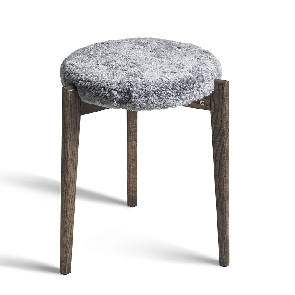 Oscarssons Möbel, Vinz Pall Brunoljad Ask/Fårskinn Ljusgrå