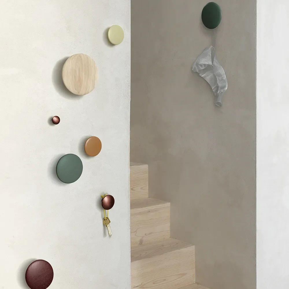 Alternativ bild 1 för Muuto - The Dots - Large - Krokar - Oak - 17 cm