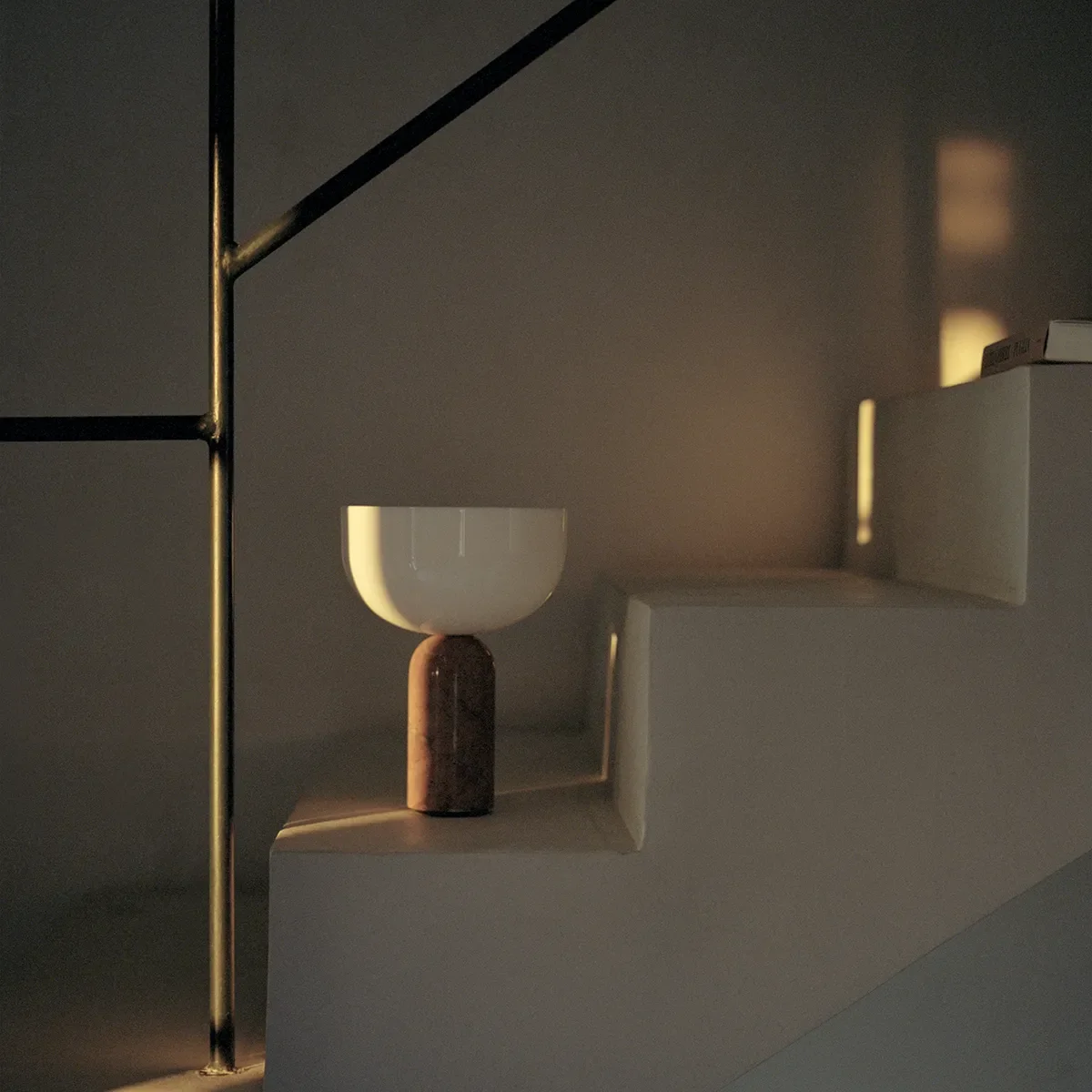 Kizu Bärbar bordslampa Breccia Pernice