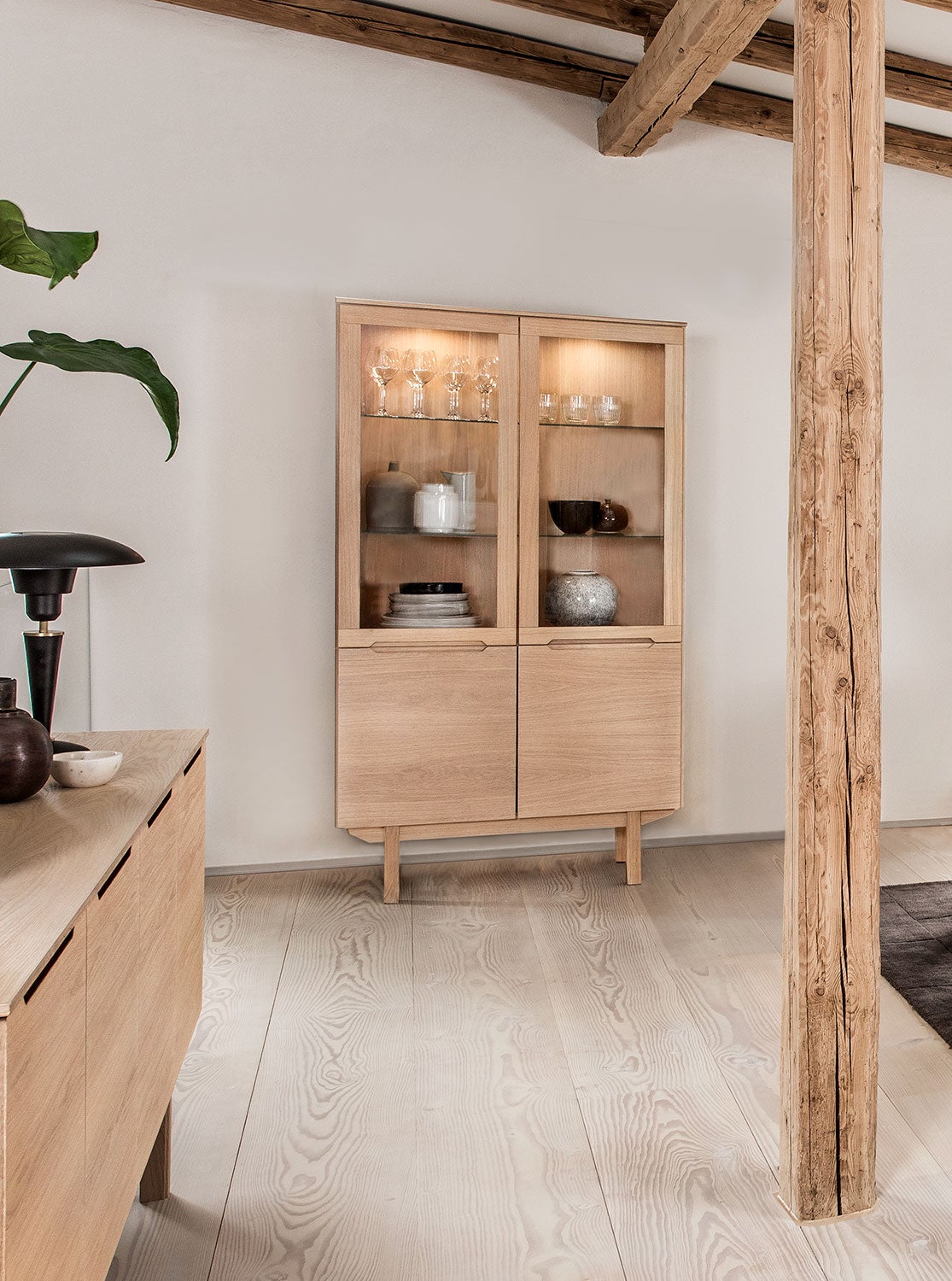 Sm307 Vitrinskåp Ek Lack 98X41X182Cm 