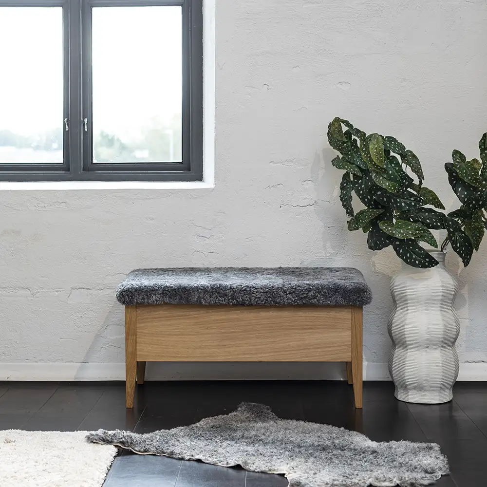 Klinte bänk 90 cm ek äkta fårskinn 