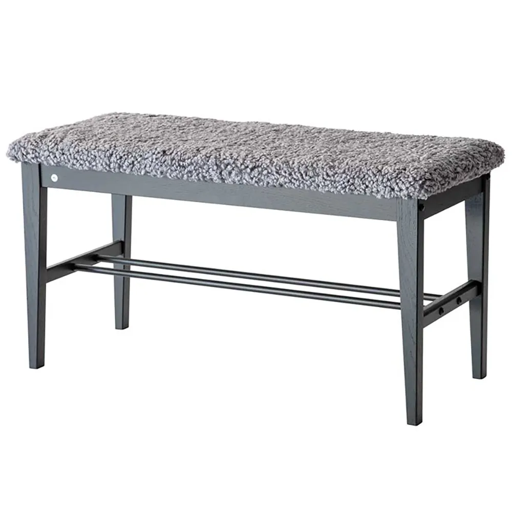 Oscarssons Möbel, Cora Bänk Svartbetsad Ek/Fårskinn Ljusgrå