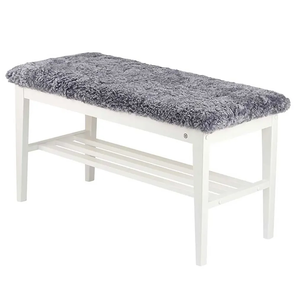 Oscarssons Möbel, Nadja Bänk Vitlackad Björk/Fårskinn ljusgrå