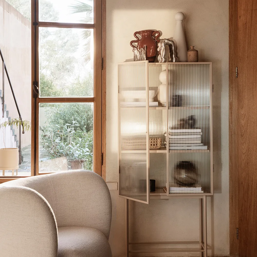 Alternativ bild 1 för Ferm Living - Haze Vitrine - Reeded Glass - Skåp - Cashmere - W70 x H155 x D32 cm