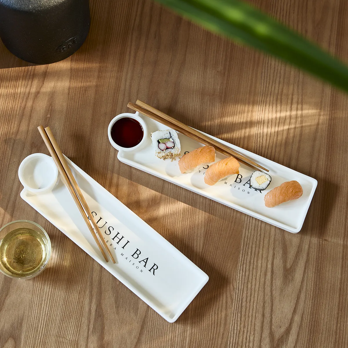 Tallrik Sushi Bar med ätpinnar