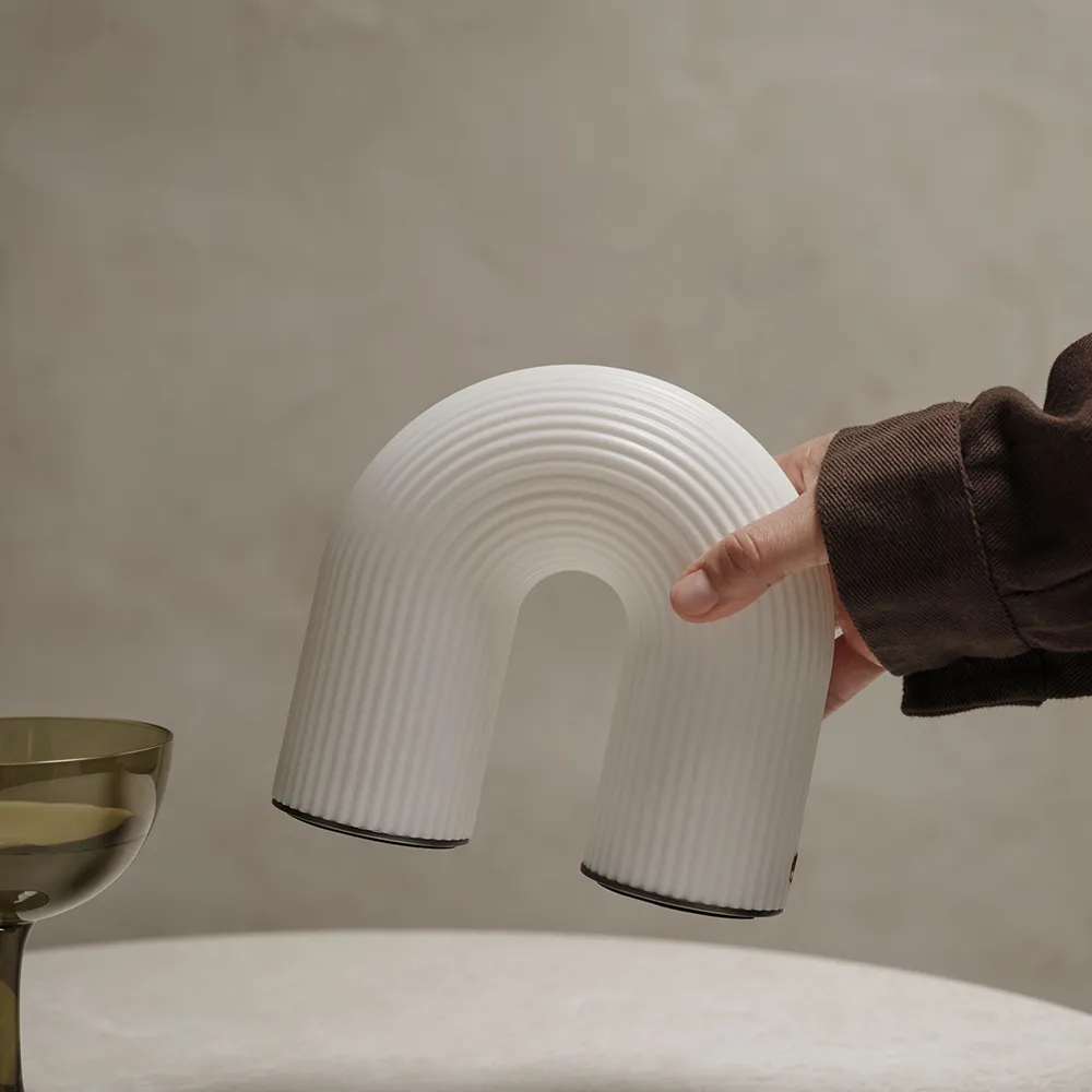 Alternativ bild 1 för Vuelta Portable Bordslampa Vit - ferm LIVING