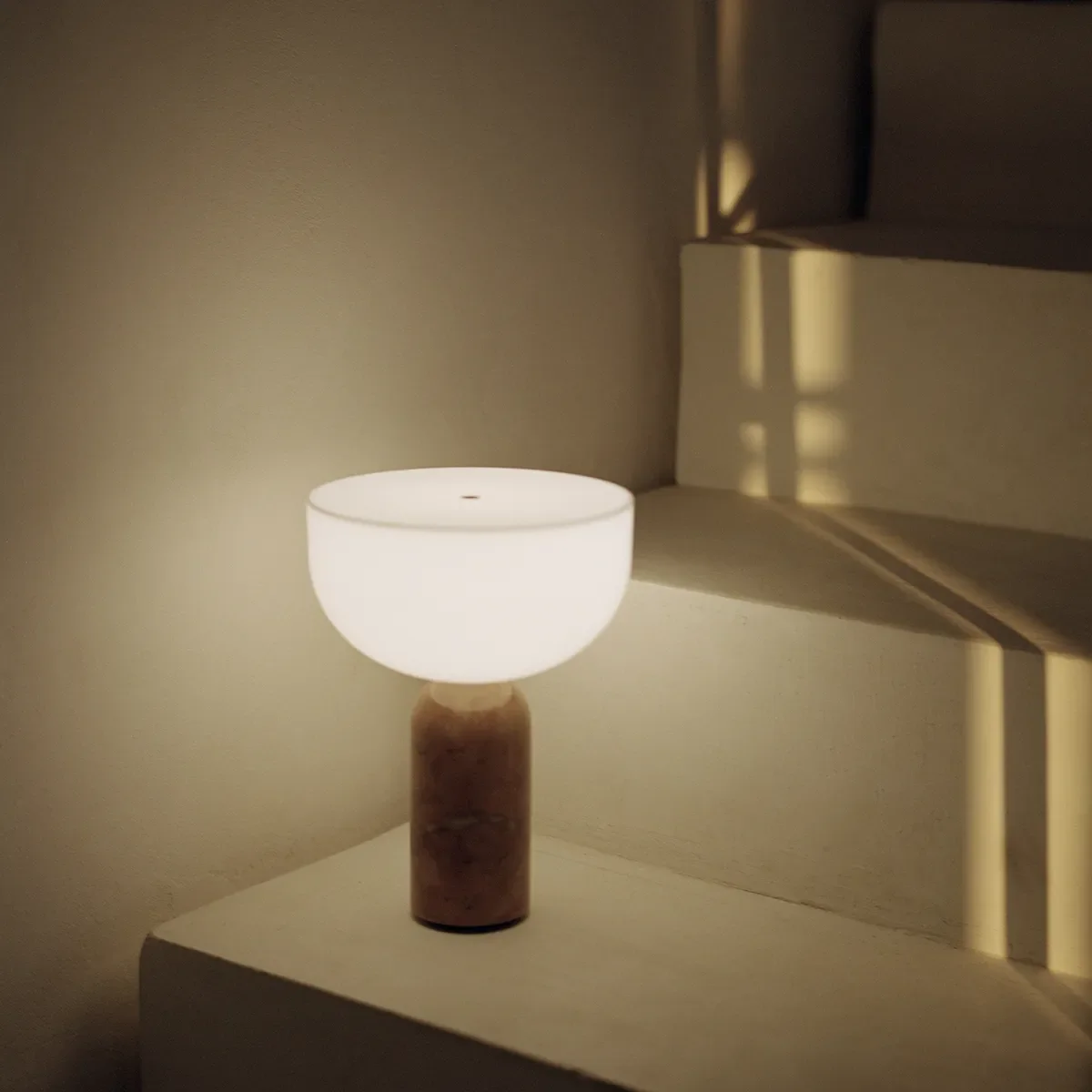 Kizu Bärbar bordslampa Breccia Pernice