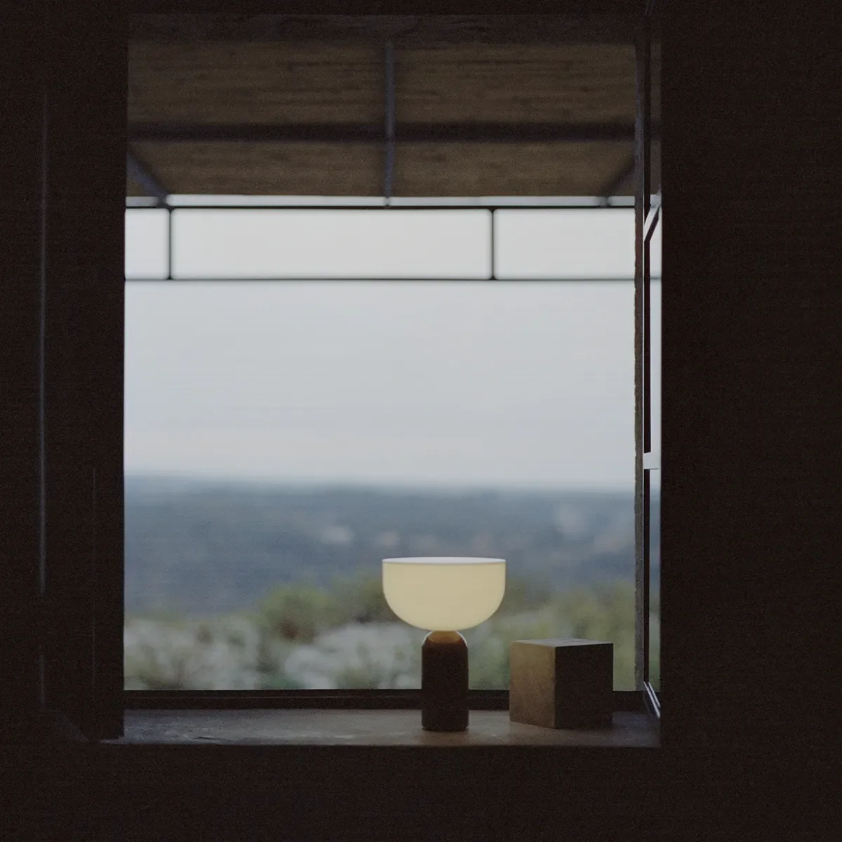 Kizu Bärbar bordslampa Breccia Pernice