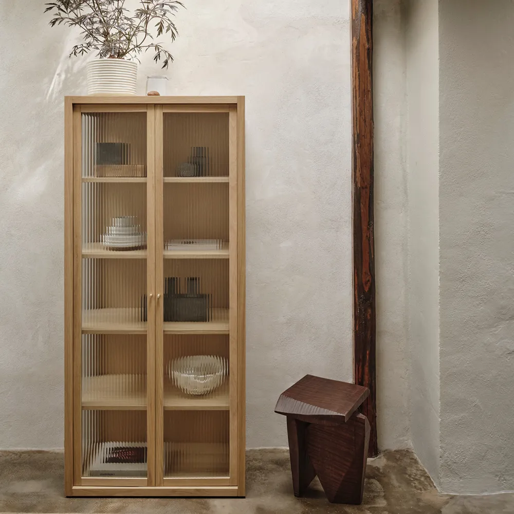 Alternativ bild 1 för Ferm Living - Reed Vitrine - Natural Oak - Vitrinskåp - Natural Oak - B: 70 x H: 155 x D: 38.5 cm