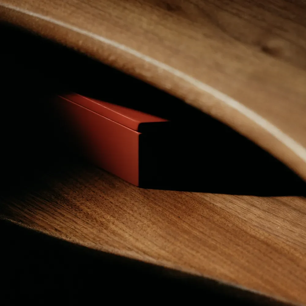 Avlastningsbord i valnöt Feve