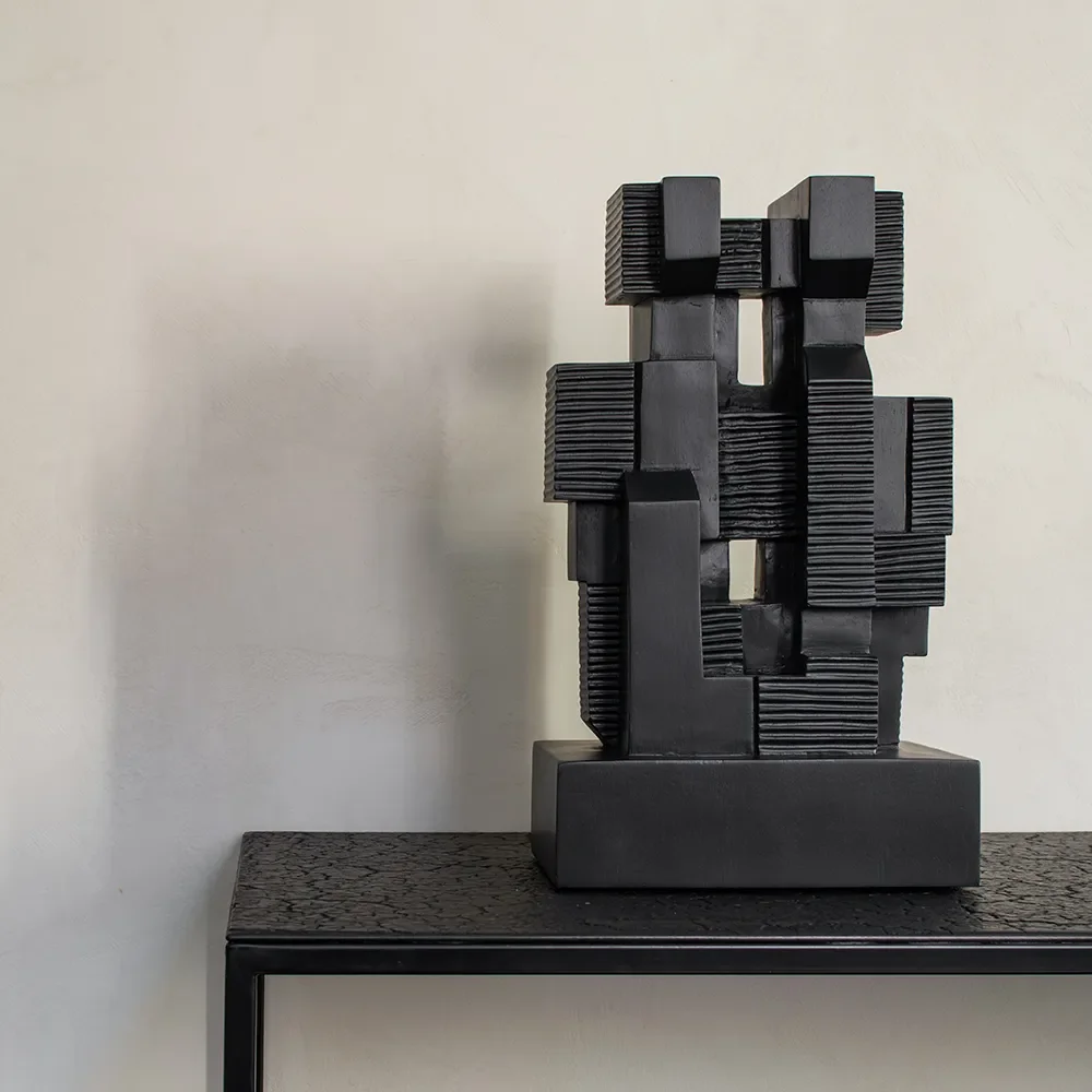 Block skulptur svartlackad mahogny