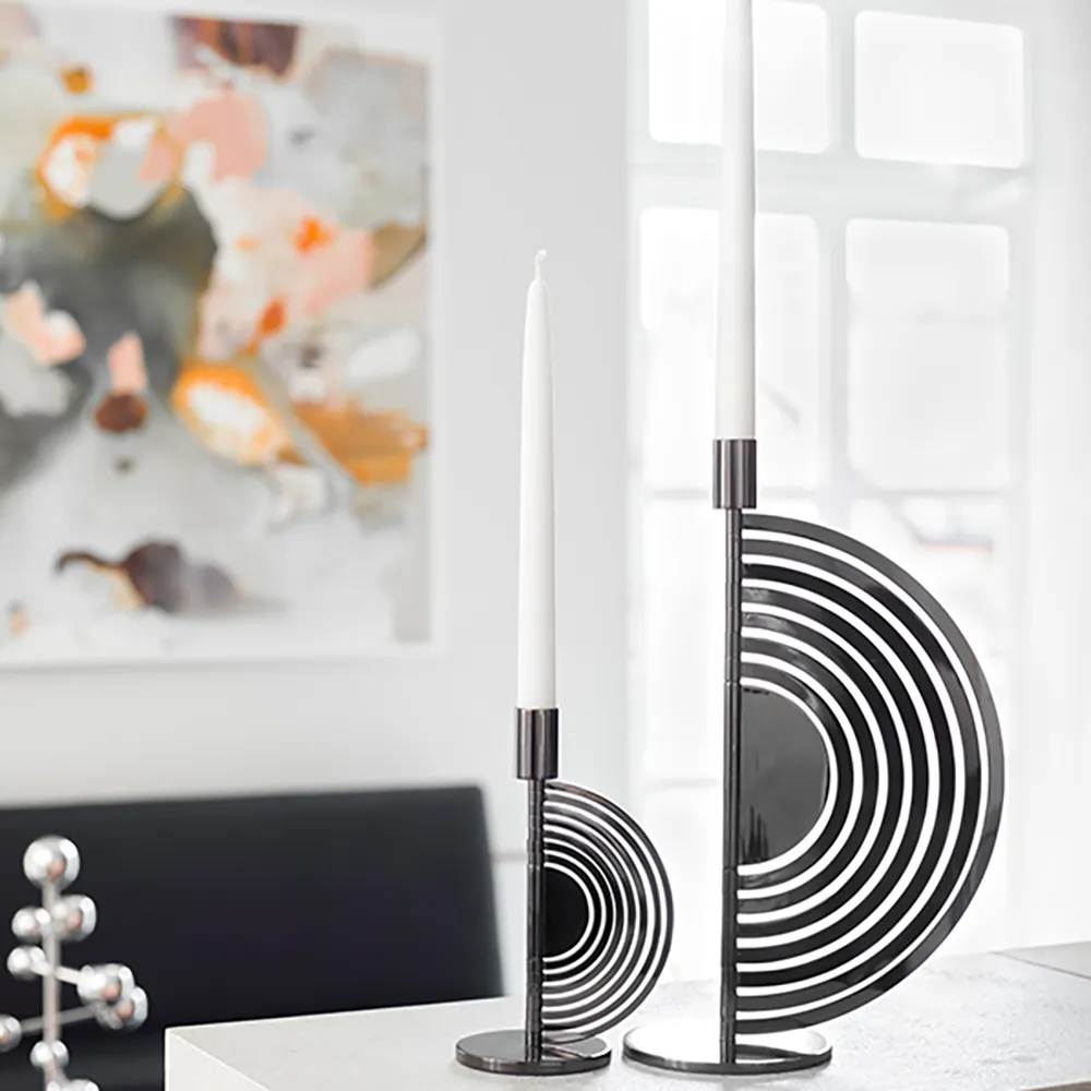 Cirkus Small Black Mässing med en svart finish