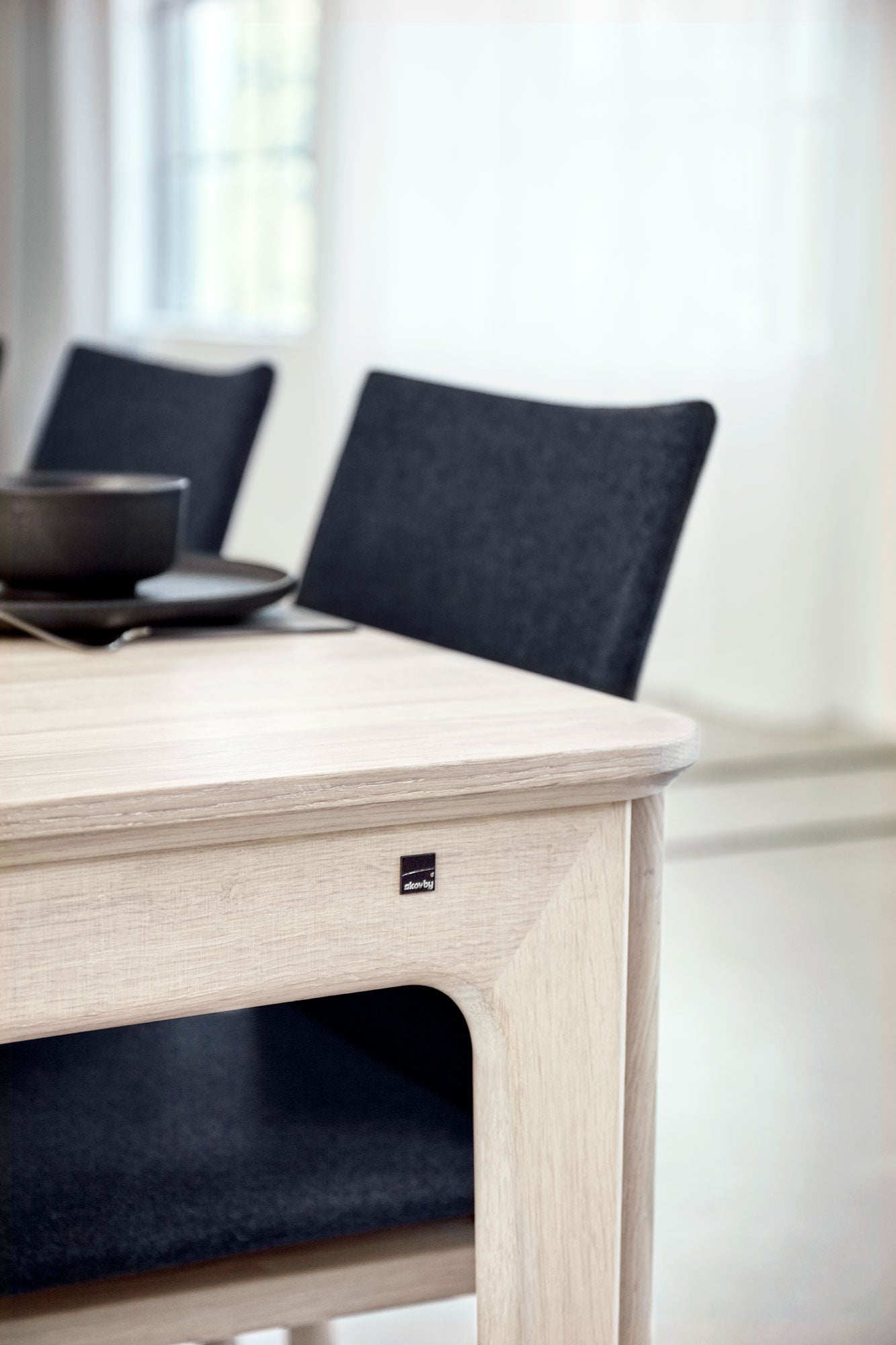 Sm27 Bord Ek Vitolja/Svart Nanolaminat