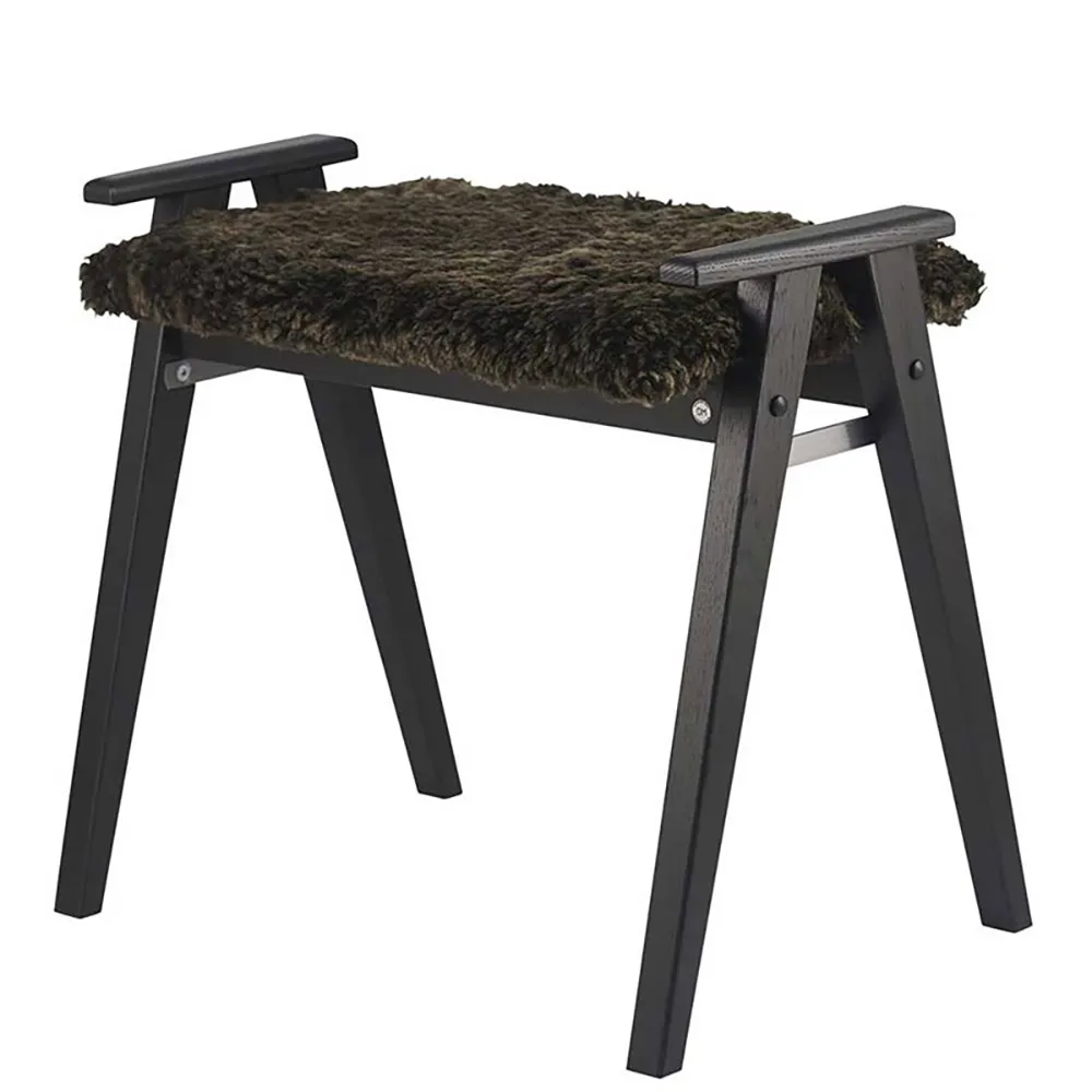 Oscarssons Möbel, Alme Pall Svartbetsad Ek/Fårskinn brun