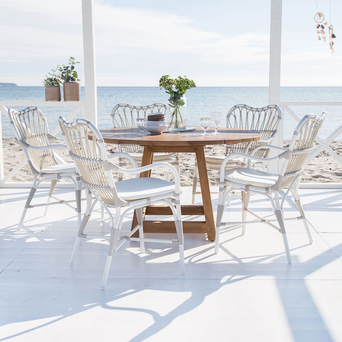 Margret karmstol konstrotting vit / beige